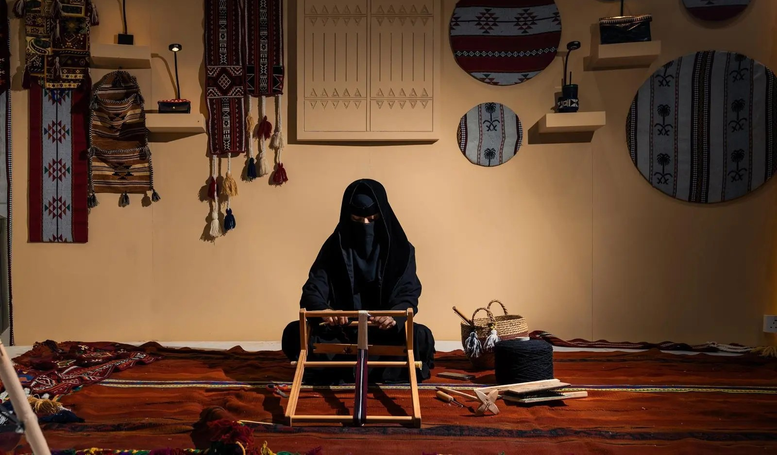 الحرف اليدوية.. تراث أصيل يزهو في الجادة البيئية