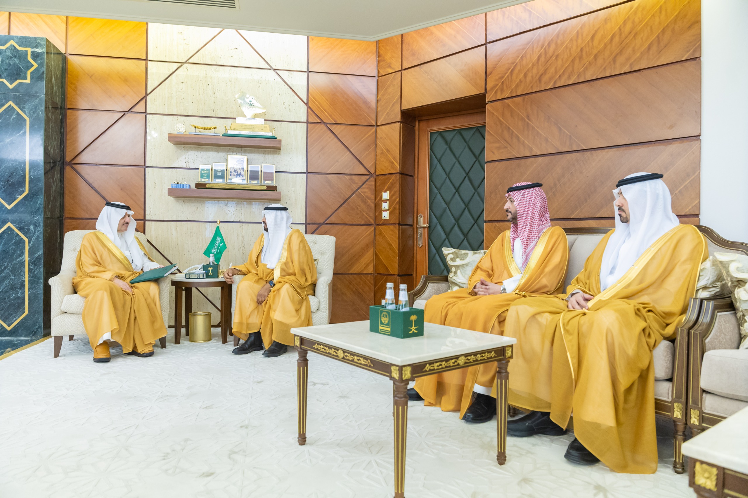 أمير المنطقة الشرقية يستقبل الرئيس التنفيذي لهيئة تطوير محمية الإمام عبدالعزيز بن محمد الملكية