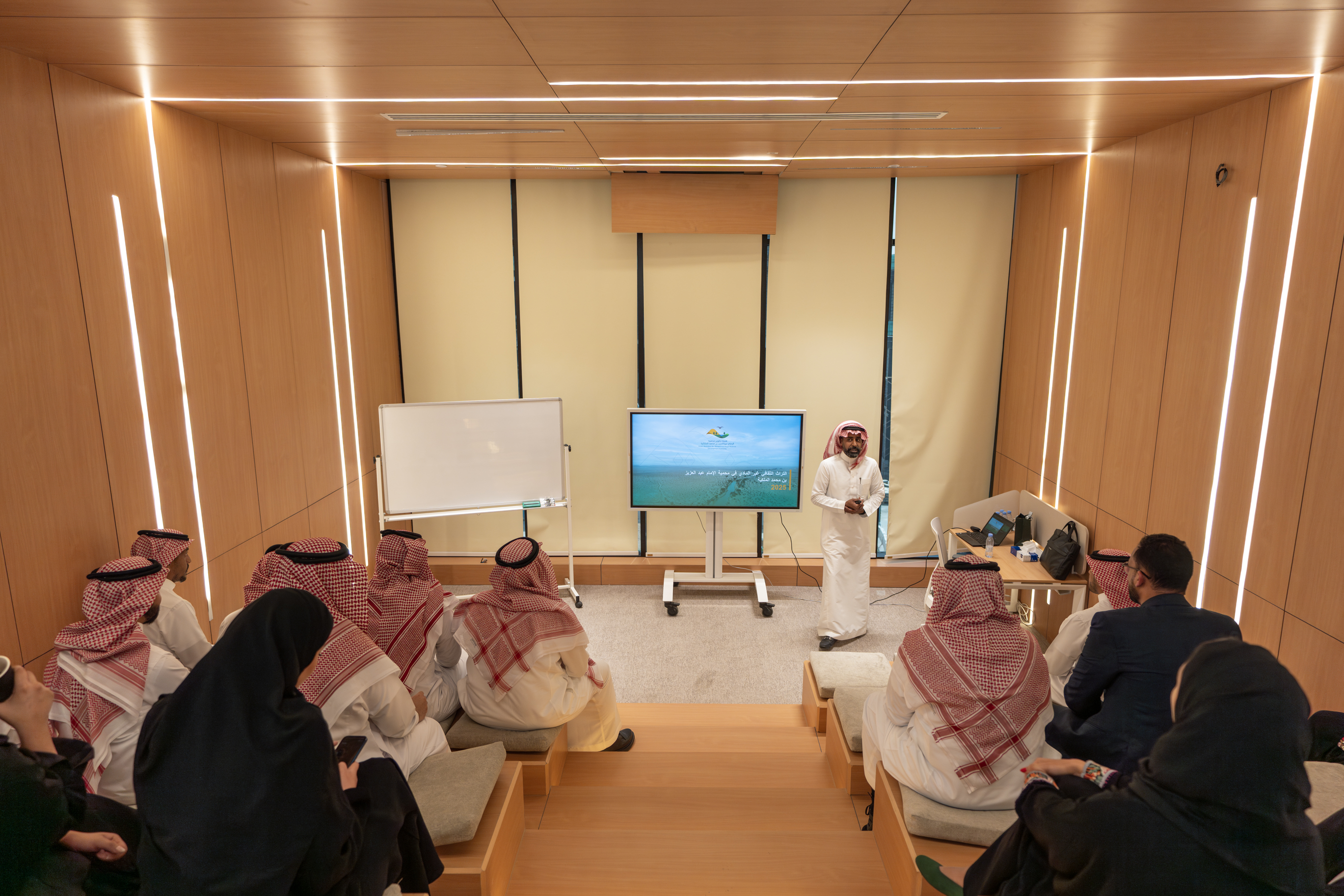 تقديم وإدارة اللقاءات الحوارية العلمية والتثقيفية حول مجموعة واسعة من الموضوعات.